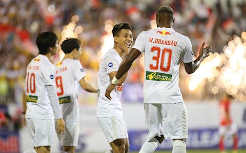 Dư âm HAGL 3-0 TPHCM: Bay cao nhờ đôi chân trên mặt đất