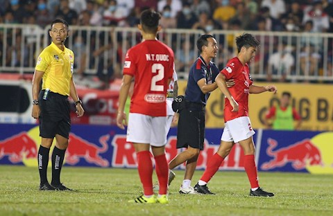 HLV Polking đứng ngồi không yên với chấn thương của Lee Nguyễn