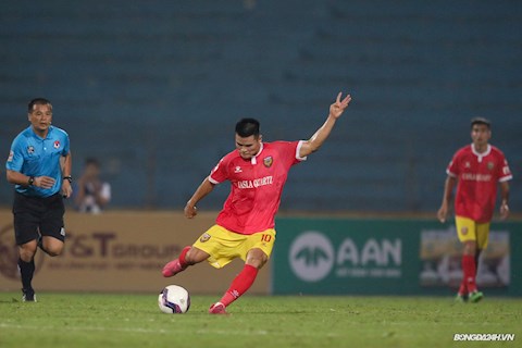 VIDEO: Sao Hà Tĩnh suýt tái hiện siêu phẩm từ giữa sân của Beckham