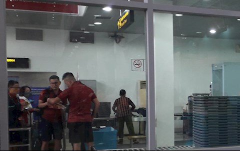 CƯỜI RA NƯỚC MẮT: HLV Kiatisuk gặp sự cố ở sân bay vì... cái tên