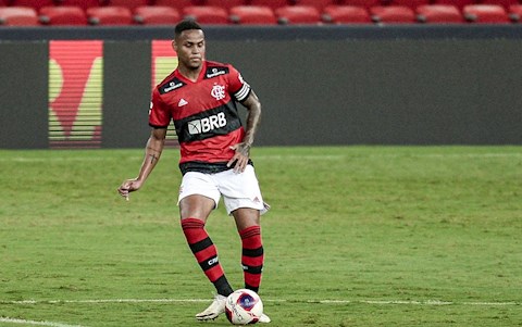 Barca sang Brazil săn trung vệ tiềm năng