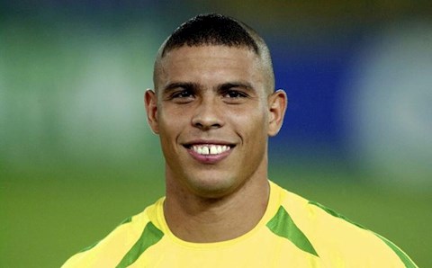 Ronaldo béo xin lỗi các bà mẹ vì kiểu tóc ngoài hành tinh
