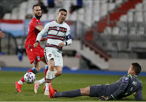 Cristiano Ronaldo rút ngắn khoảng cách với Ali Daei