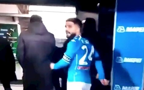 VIDEO: Sao Napoli đập phá phòng thay đồ, chửi rủa toàn đội