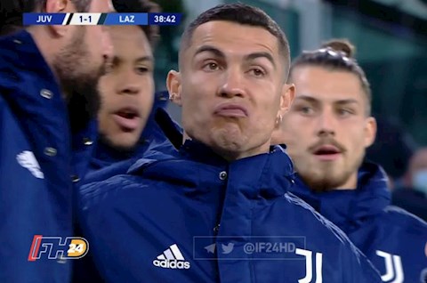 Ronaldo bĩu môi khi chứng kiến đồng đội ghi bàn