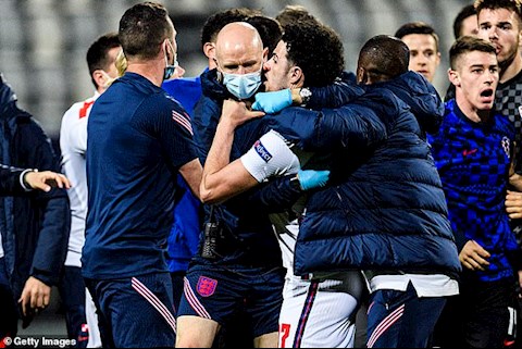 VIDEO: Thua tức tưởi, sao Liverpool một mình choảng nhau với cả đội đối phương