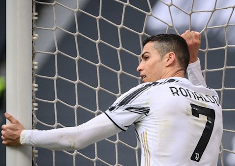 VIDEO: Tình huống bỏ lỡ khó tin của Cristiano Ronaldo ở Serie A
