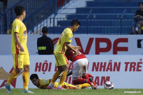 Hài hước với pha nổi đóa của ngoại binh TPHCM vì bị cầu thủ Thanh Hóa chơi xấu