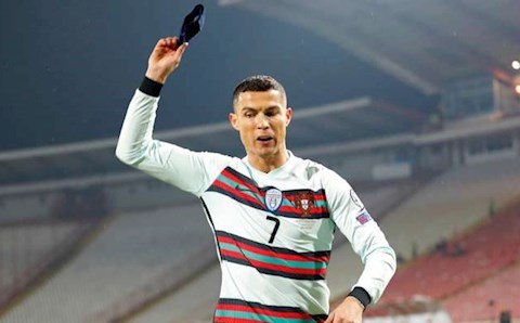 Trọng tài khiến Ronaldo ném băng đội trưởng bị loại khỏi Euro 2020