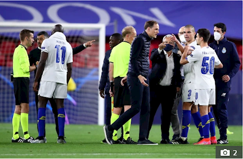 Pepe nổi điên, chỉ tay thẳng mặt HLV Thomas Tuchel