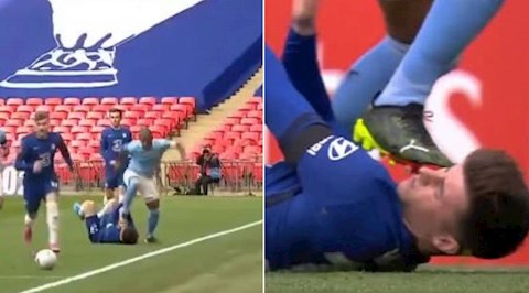 Fernandinho lên tiếng sau tình huống giẫm vào mặt Mason Mount