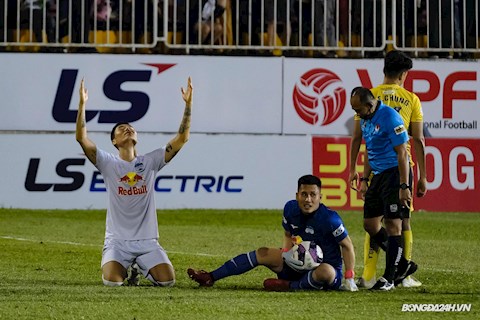 Kim Dong Su ăn mừng cuồng nhiệt khi khiến ngoại binh Hà Nội tức điên