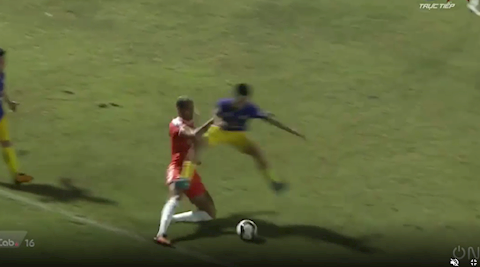 VIDEO: Văn Quyết xông phi đạp thẳng vào đùi trung vệ của Đà Nẵng