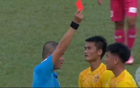 VIDEO: Nhà vô địch Sea Games 30 ăn thẻ đỏ sau pha vào bóng thô bạo