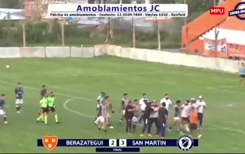 VIDEO: Hỗn chiến cuối trận, cầu thủ tung cước khiến HLV văng cả mét