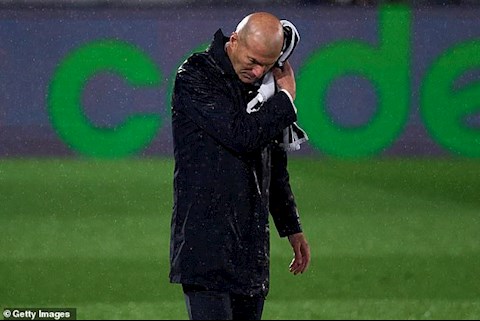 Hòa hú vía Sevilla, Zidane trút giận lên tổ trọng tài