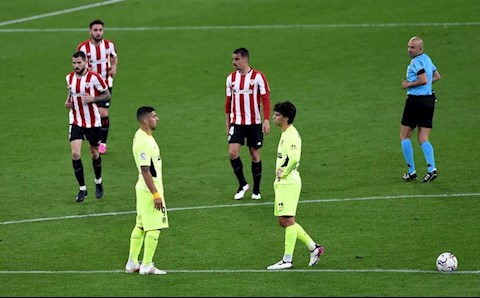 Thua Bilbao, Atletico Madrid trao cờ hiệu đua vô địch cho Barca