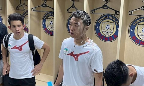 Xuân Trường bị bôi kem, trát bánh vào mặt sau chiến thắng trước Thanh Hóa