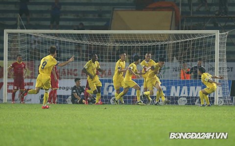 VIDEO: Lâm Anh Quang đánh đầu phút cuối giúp Nam Định lên thứ 5