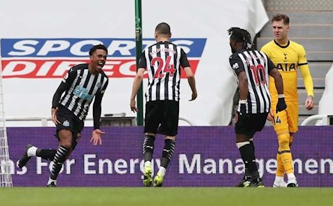 Sao Arsenal vui mừng khi giúp Newcastle ngáng chân Spurs