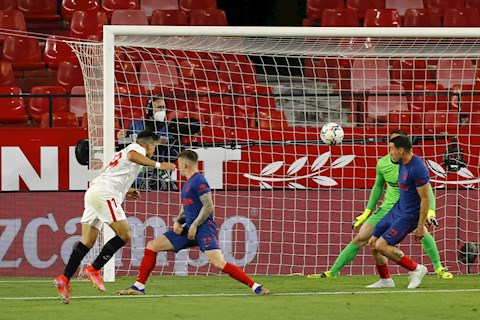 Thua Sevilla, Atletico mong manh trên ngôi đầu La Liga