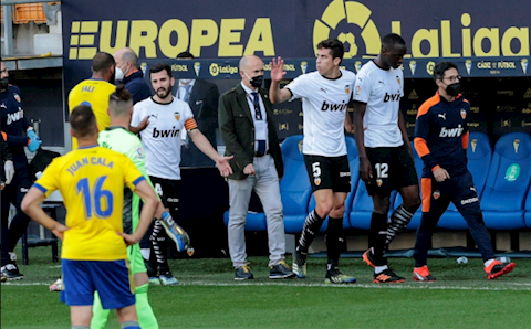 Không được bỏ trận đấu dù đối thủ phân biệt chủng tộc, HLV Valencia nhiếc móc La Liga