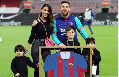 Vợ con rạng rỡ trong ngày Lionel Messi lập kỷ lục