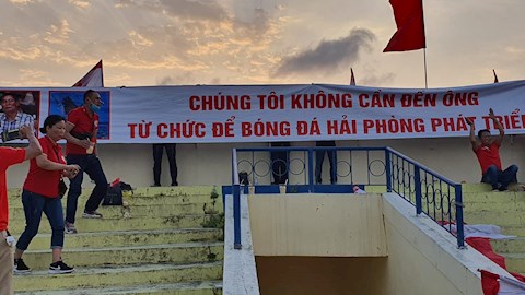 Thua Thanh Hóa, CĐV Hải Phòng căng băng rôn đòi sa thải Chủ tịch CLB