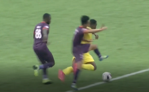 Tình huống Nam Định mất oan penalty trước Bình Dương