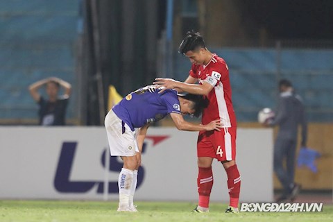 Cầu thủ Hà Nội FC suýt gục xuống sân vì quá mệt sau trận thua Viettel