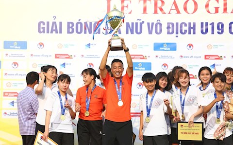 HLV U19 TKS Việt Nam vui mừng sau chức vô địch U19 nữ Quốc gia