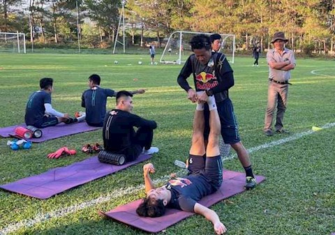 Bầu Đức bất ngờ tới tận sân tập, tổ chức họp kín cùng HAGL