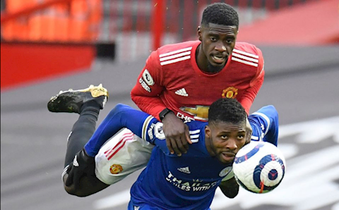 Tuanzebe đeo Apple Watch thi đấu trước Leicester?