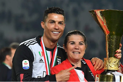 Mẹ Cristiano Ronaldo khiến Juventus lo lắng