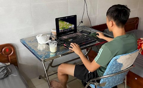 Phan Văn Đức say mê đánh Đế Chế trong thời gian cách ly