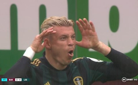 Alioski có thể nhận án phạt vì lêu lêu cầu thủ Burnley