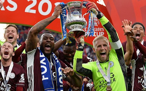 Kasper Schmeichel không dám ăn mừng siêu phẩm của đồng đội