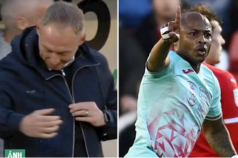 Hài hước: HLV Swansea cười hết cỡ khi phân chim rơi vào người