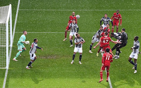 Phân tích bàn thắng của Alisson Becker: Bản năng hay tính toán?