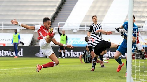 Trở lại hậu sốt rét, Aubameyang thừa nhận mệt gần chết trước Newcastle