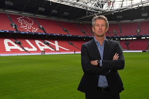Edwin van der Sar rời ghế CEO Ajax Amsterdam sau 11 năm