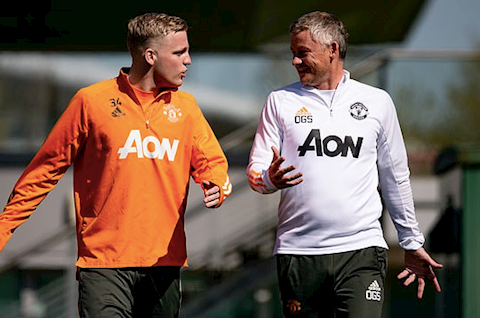 HLV Solskjaer quyết định tương lai Van de Beek