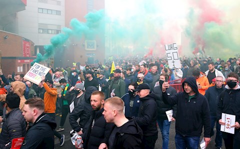 Vì sao fan MU biểu tình dẫn đến hoãn trận đấu MU vs Liverpool?