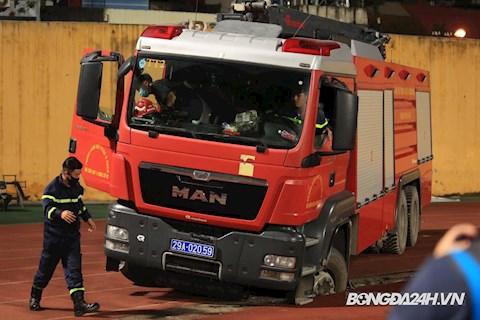 Xe cứu hỏa sụt cống trên sân Hàng Đẫy