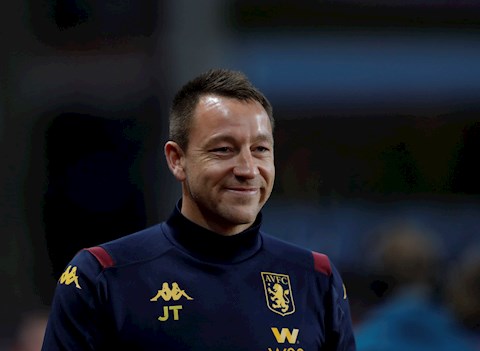 Bị fan Tottenham cà khịa, John Terry mang cúp ra dọa