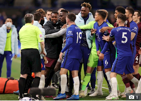 Chelsea và Leicester bị FA sờ gáy