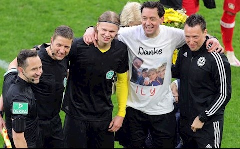 Haaland lại gây sốc khi đổi áo với trọng tài ngay trên sân