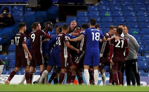 Chelsea có thể bị trừ tối đa bao nhiêu điểm vì màn xô xát với Leicester?