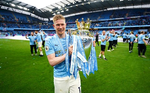 Vượt Bruno Fernandes và Harry Kane, De Bruyne giành giải Cầu thủ xuất sắc nhất của PFA
