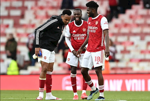 Rụng răng sau màn ăn mừng, sao Arsenal bới từng ngọn cỏ tìm kiếm khi hết trận